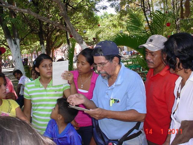 Augusto Cermeno, Director de LAS NOTICIAS, en entrega de mochilas
